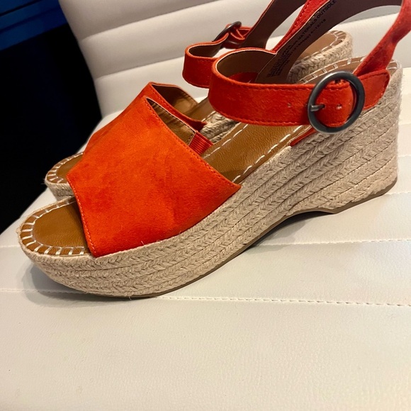 Never worn, Universal Thread, Morgan Orange Sandal - Picture 2 of 4